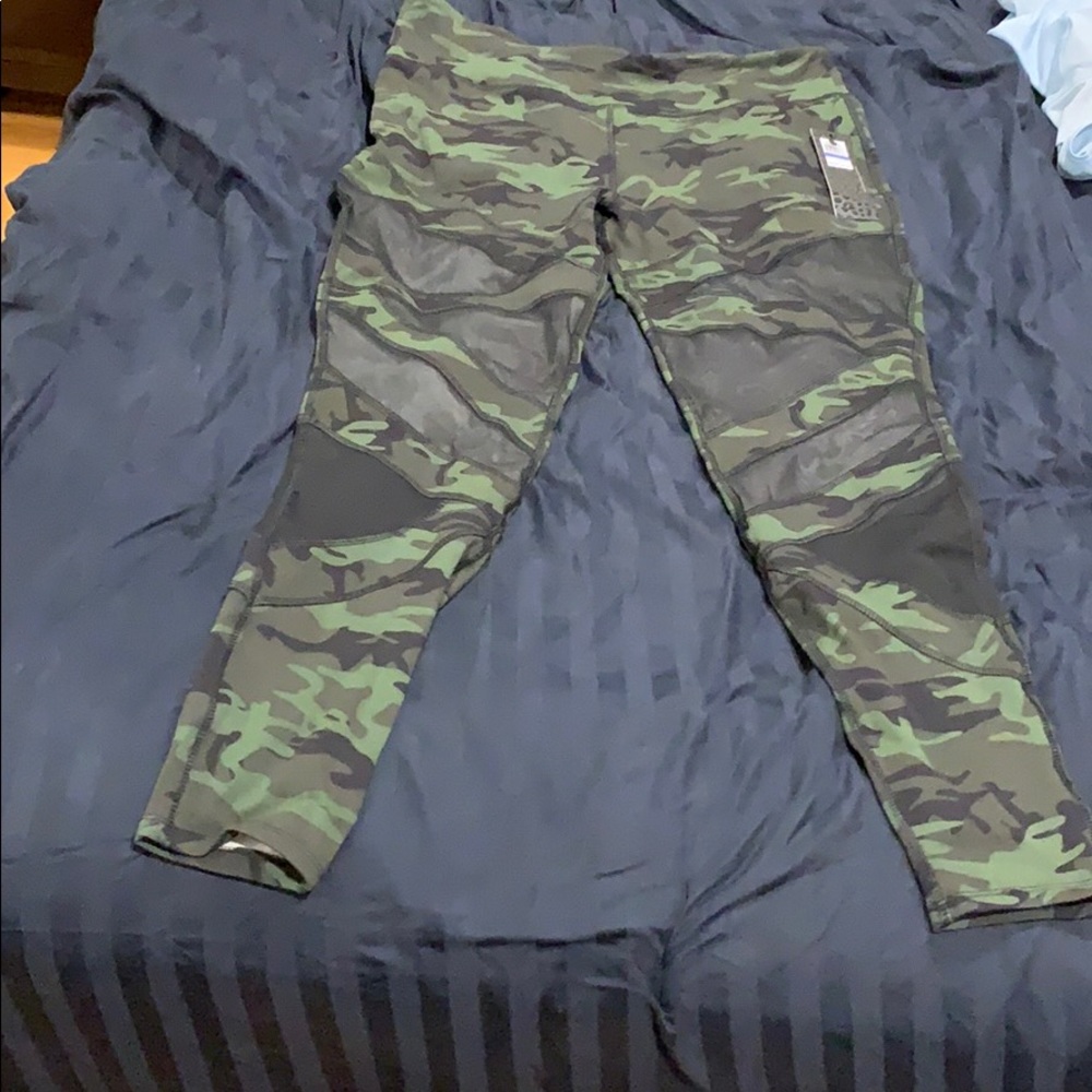 Jessica Simpson Cropped workout leggings